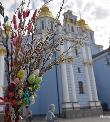 Как киевляне освящали вербу в Михайловском соборе