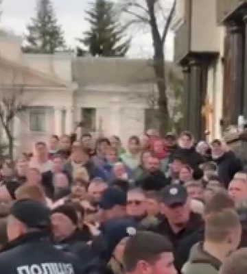 Біля собору Олександра Невського у Кам’янець-Подільському - сутички (відео)