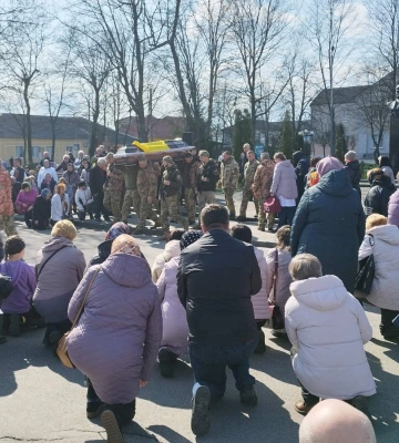 Геннадія Трума в Дубровиці проводжали в останню путь на колінах (ФОТО)