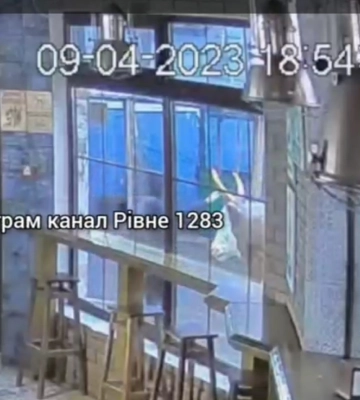 Не втримався? У Рівному хуліган обламав рога скульптурі (ВІДЕО)