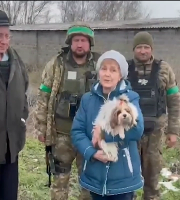 Бійці ТрО Харкова врятували з Бахмута сімейну пару та їхнього собаку (відео)