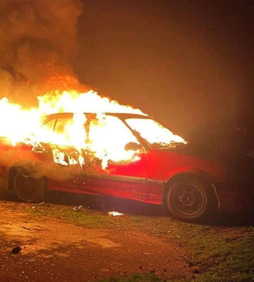 У Кам’янському посеред вулиці спалахнув легковий автомобіль