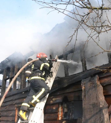 У селі біля Львова рятувальники врятували від пожежі житловий будинок