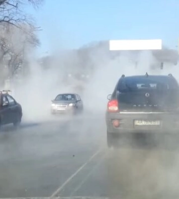 У Києві через прорив труби вулицю залило окропом