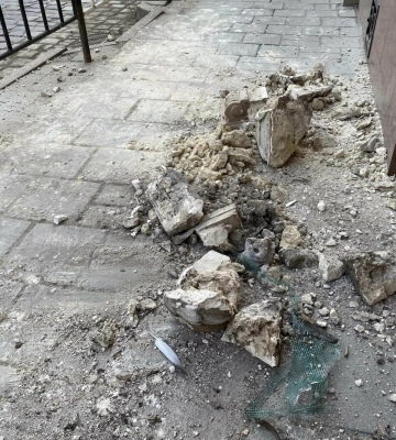У Львові на тротуар впала велика частина ліпнини с фасаду будинку, - ФОТО