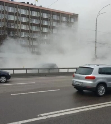 В Києві біля станції метро &quot;Дружби Народів&quot; прорив труби: деталі та як об&#039;їхати