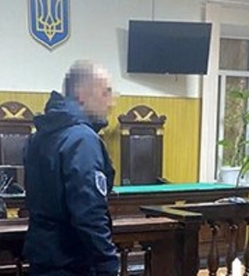Посадовця військової частини Одещини, який відбирав у солдатів бойові доплати, взяли під варту