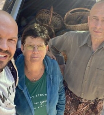 У лісі під Києвом. Володимир Ярославський сходив за грибами з батьками та показав рідкісні сімейні фото