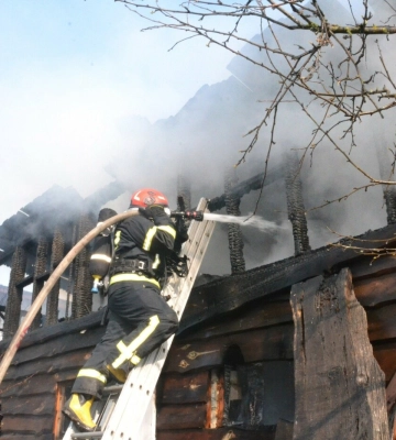 У селі біля Львова рятувальники врятували від пожежі житловий будинок