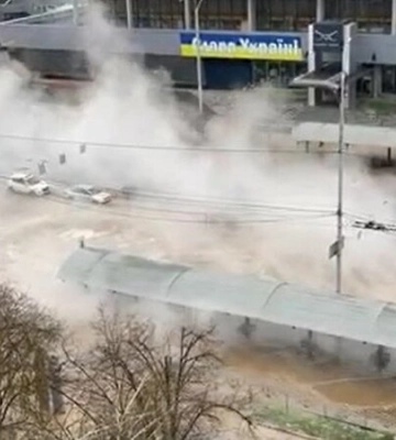 У Києві через прорив труби вулицю залило окропом