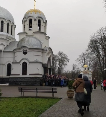 У Кам’янці-Подільському віряни УПЦ МП заблокували вхід до собору, що перейшов до ПЦУ