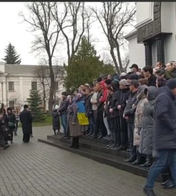 У Кам’янці-Подільському прибічники УПЦ МП заблокували вхід до храму, який перейшов до ПЦУ