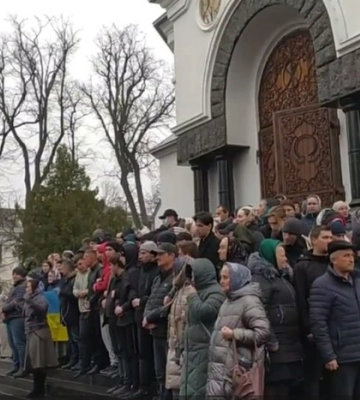 У Кам’янці-Подільському віряни УПЦ МП заблокували вхід до собору, що перейшов до ПЦУ
