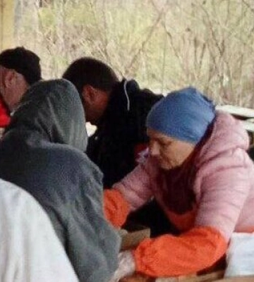 Маріупольці змушені годинами стояти в черзі по їжу. ФОТОрепортаж