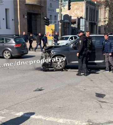 У центрі Дніпра не розминулися два позашляховики: відео моменту