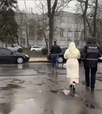 Палку захисницю УПЦ МП Кохановську забрали на допит до СБУ (відео)