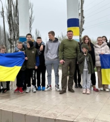 У Херсоні зустріли ще 24 дітей, яких незаконно утримували в росії