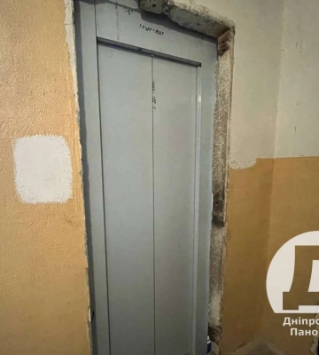 У Дніпрі встановлюють новий ліфт у постраждалому від ракетного удару будинку на Перемозі
