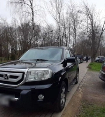 У Луцьку покарали «паркохама», який залишив авто на тротуарі в парку 