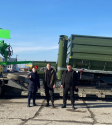 На Львівщині роздали техніку для завантаження та розвантаження зернових рукавів
