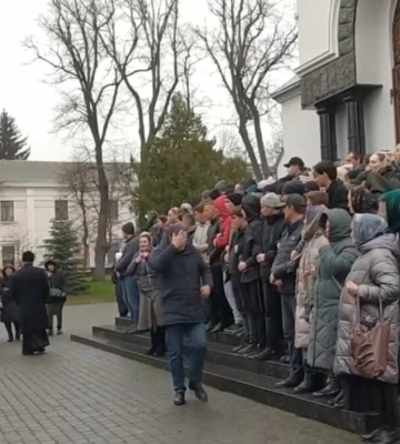 У Кам’янці-Подільському віряни УПЦ МП заблокували вхід до собору, що перейшов до ПЦУ