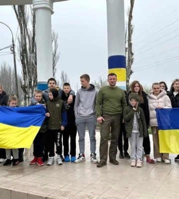 У Херсоні зустріли ще 24 дітей, яких незаконно утримували в росії