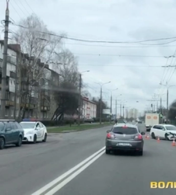 У Луцьку на Дубнівській – аварія, побилися «фольц» і «шкода» (відео)
