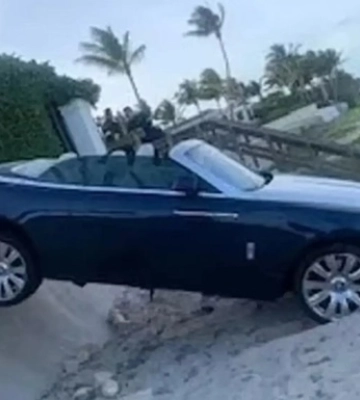 Пенсионерка на Rolls-Royce за $360 тыс. снесла статую за три млн долларов