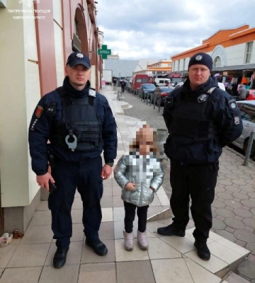 В Одесі поліцейські повернули матері загублену дитину