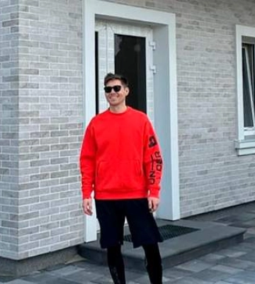 Остапчук познакомил родителей с 22-летней любимой и показал им дом, который купил с экс-женой