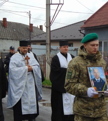 У закарпатському Чопі попрощалися з полеглим у війні прикордонником Олегом Бердянським (ФОТО)