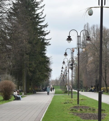 Парк у центрі Луцька прикрасили великодніми писанками