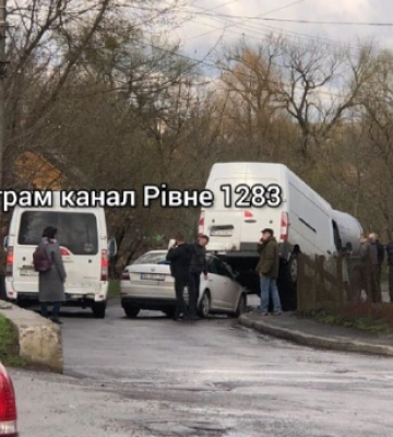 Незвична ДТП у Рівному: бус опинився на легковику