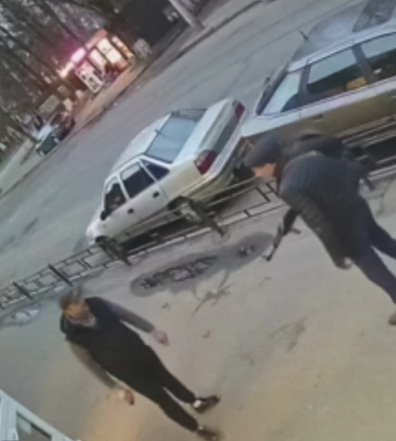 В Киеве неизвестный мужчина устроил стрельбу. Видео