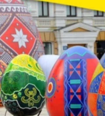 Площу Петефі в Ужгороді прикрасять писанками з Київщини, що вціліли після обстрілів