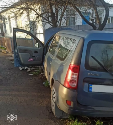 На Полтавщині легковик влетів в огорожу будинку, водій не вижив (ФОТО)