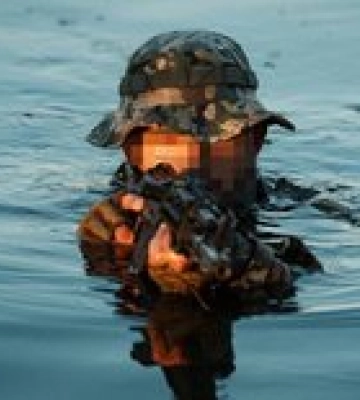 ГУР опубликовало фото украинского разведчика, который выходит из воды в Ялте
