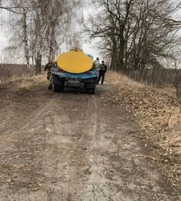 За фактом загибелі водія та пасажирки молоковоза під час ранкового обстрілу Сумщини розпочато досудове розслідування