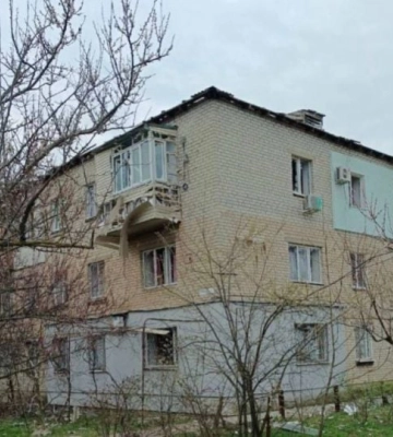 В Мелитополе оккупанты своей ракетой частично снесли крышу жилого дома