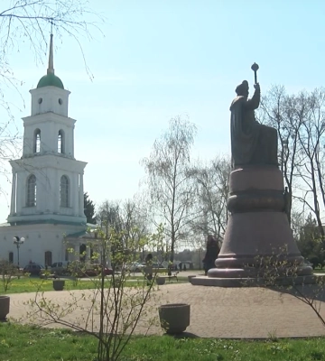 У Полтаві встановили вуличні вазони та бетонні чаші під декоративні квіти