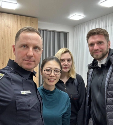 Репортер из Японии стала свидетелем идентификации тела погибшего в Изюме