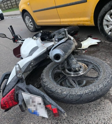У Сарнах неповнолітній мотоцикліст врізався у легковик та потрапив до лікарні (ФОТО)