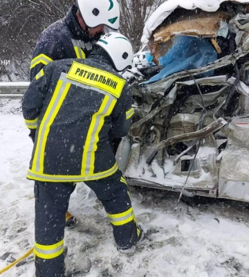 На Львівщині рятувальники вивільнили з розбитої автівки тіло загиблого водія (ФОТО)