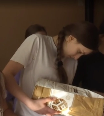 У Луцьку четверо школярок понад рік печуть хліб для ЗСУ в маленькій кухні