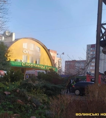 У Луцьку горить спорткомплекс «Олімпія». Фото