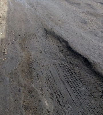 САД у Миколаївській області в черговий раз засипала ями на Інгульському мості