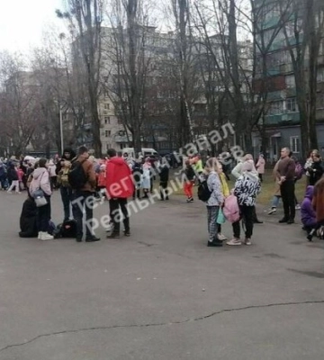 У Києві через повідомлення про замінування зі школи евакуйовано дітей (відео)