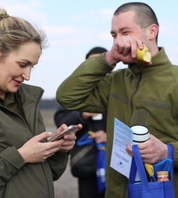 Неможливо дивитися без сліз: військовий вперше після полону говорить із мамою