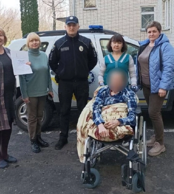 На Краснопільщині поліцейський офіцер громади допоміг чоловіку дістатися до лікарні