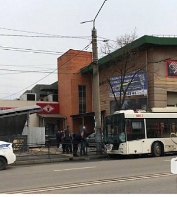 У Кривому Розі тролейбус врізався у стовп